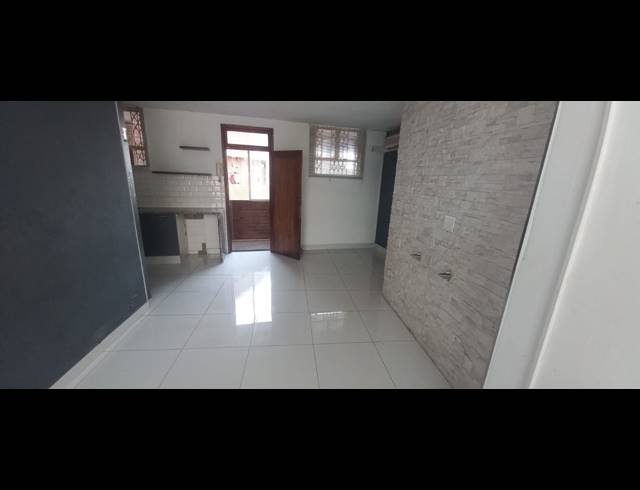 2 BEDROOM FLAT TO LET IN ESSENWOOD